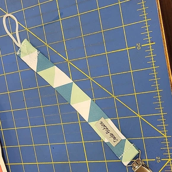 Dodo Babies Geometric Pacifier Clip - Picture 1 of 4